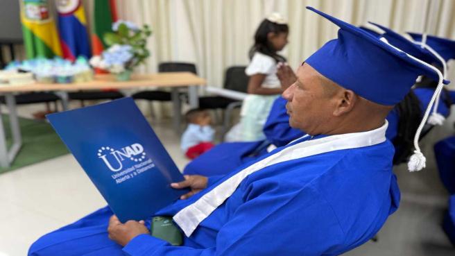 Para muchas de las personas en proceso de reincorporación y reintegración, ser bachiller representa una meta más cumplida en su tránsito a la vida civil.