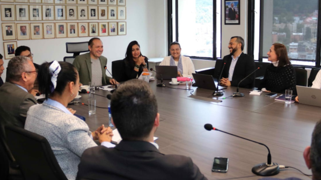 El ministro de Trabajo, Antonio Sanguino, directivos y sindicato e trabajadores de Supertiedas Olímpica lograron acuerdo de formalización laboral.