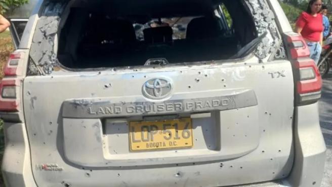 Estado en que quedó el automóvil que movilizaba la escolta del senador Jairo Castellanos.