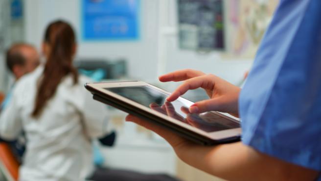 La discusión sobre el futuro de las EPS pone sobre la mesa la necesidad de fortalecer la infraestructura digital del sistema de salud. Más allá de quién presta el servicio, el reto es garantizar que la información clínica sea segura, accesible y esté centrada en el paciente.