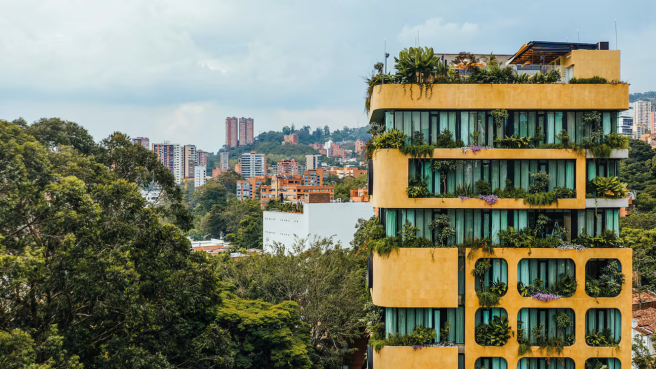 Los constructores pueden obtener exclusión del IVA, depreciación acelerada de activos hasta del 33,3 % anual y exención de aranceles para equipos no producidos en el país usados en proyectos de Fuentes No Convencionales de Energía y Gestión Eficiente de Energía. 