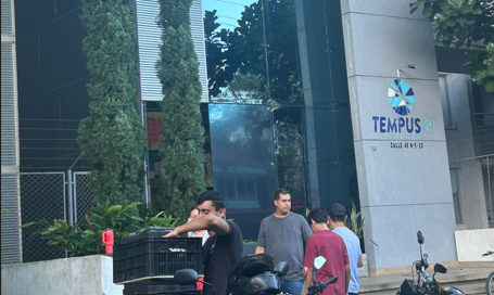 Residentes de Tempus 49 denuncian falta de parqueaderos y vehículos expuestos en la vía pública