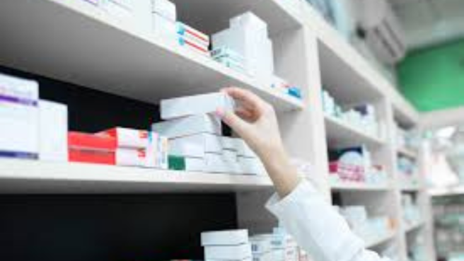 Lo que en ocasiones se identiﬁca públicamente como "acaparamiento" corresponde, en realidad, a inventarios operativos: stocks necesarios para garantizar entregas del día, despachos a domicilio y continuidad en tratamientos de alta demanda.