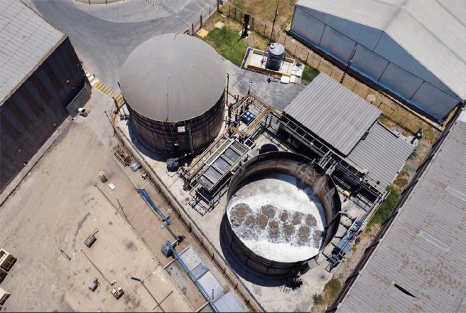 De acuerdo con el Estudio Nacional del Agua del Ideam y análisis de la OCDE, una proporción relevante de los puntos de monitoreo del país presenta problemas de calidad del agua, mientras la demanda continúa creciendo impulsada por las actividades económicas, industriales y urbanas.