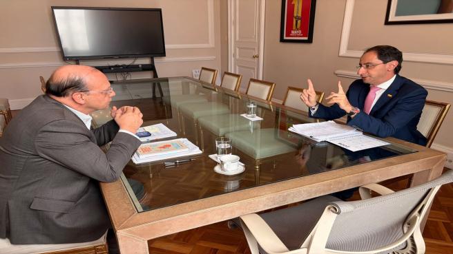 El minisrro de Hacienda, Germán Ávila, (izq) y el vicepresidente electo, José Manuel Restrepo, iniciaron el proceso de empalme,