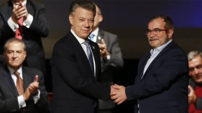 En noviembre de 2026 el entonces presidente Juan Manuel Santos sucribió el acuerdo de paz con las Farc en el Teatro Colón de Bogotá.