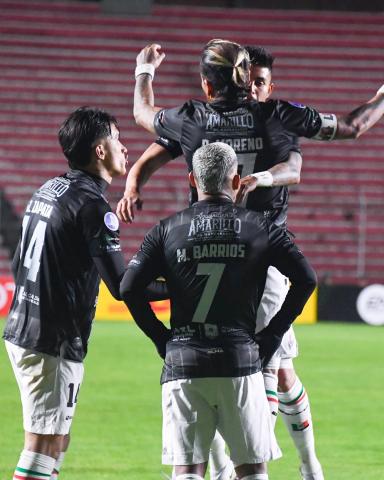 Dayro Moreno celebrando con sus compañeros de equipo uno de los tres goles anotados en Bolivia
