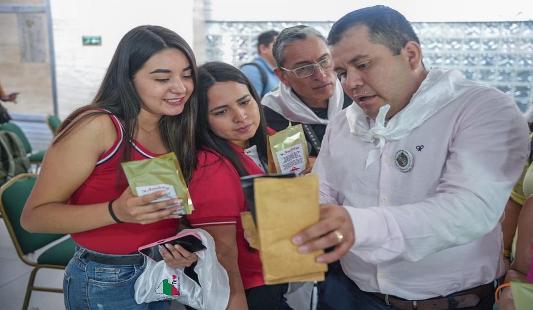 Alcalde de Rioblanco, Daniel Rodríguez, feria de café 2024 mayo 21