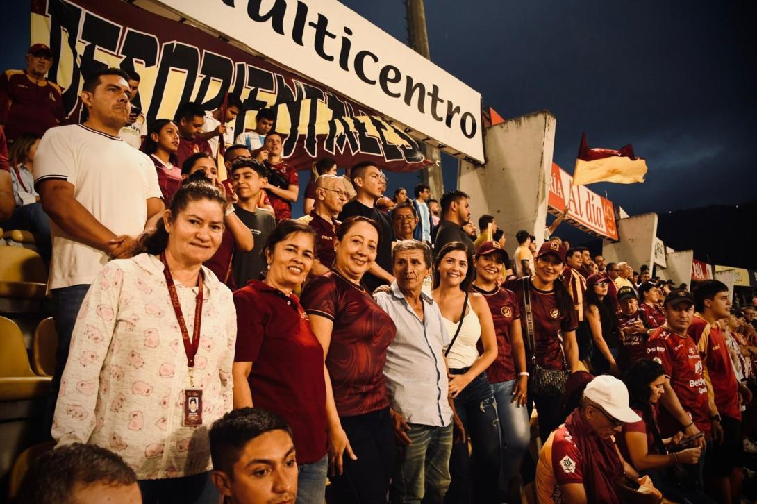 Personas en el estadio 