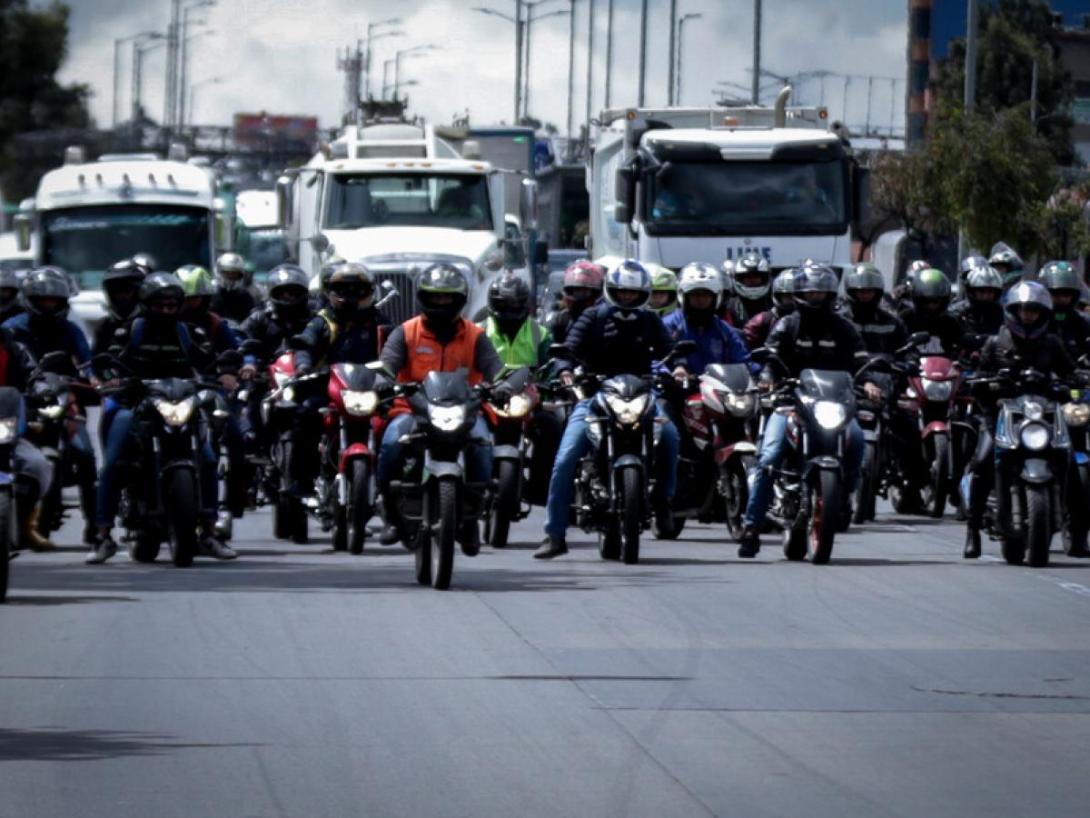 Las principales causas de los incidentes viales en Colombia son el exceso de velocidad, la desobediencia de las señales de tránsito y el consumo de alcohol al conducir. 