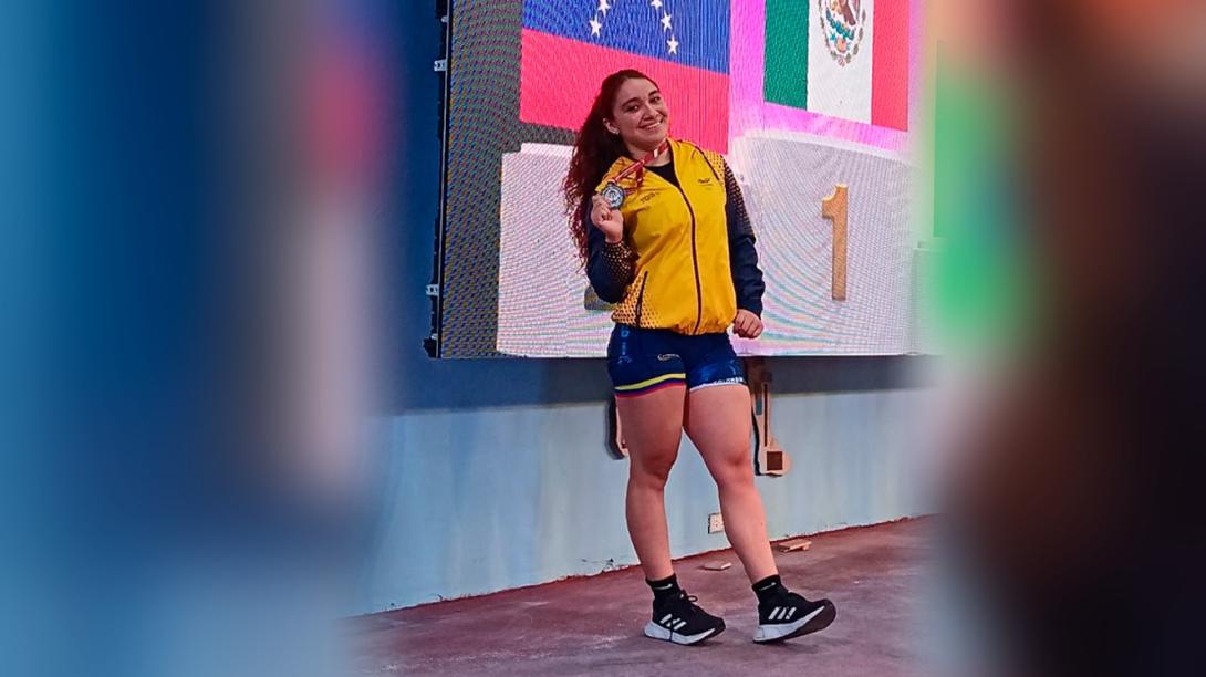 Ivanna Cerquera con la medalla de plata