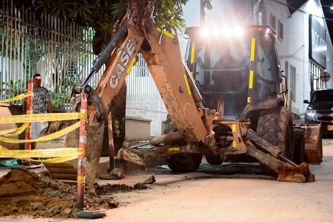 Maquinaria amarilla en la calle 42 entre carrera Quinta y Sexta