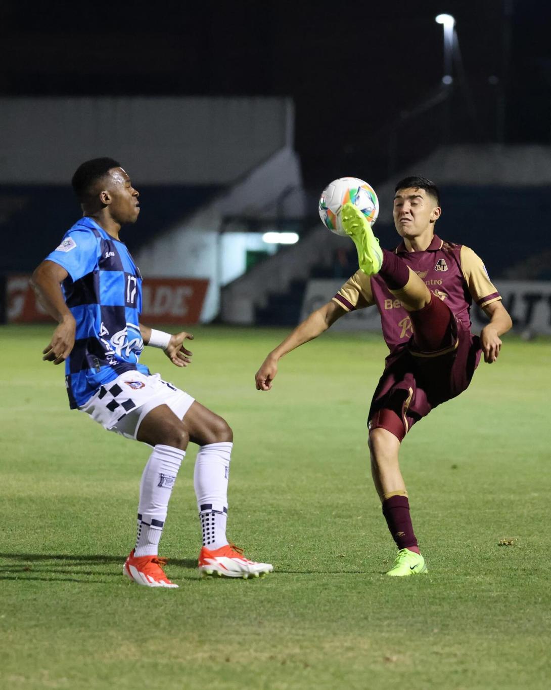 Sebastián Velásquez domina el balón ante la marca de uno de los jugadores de Boyacá Chicó