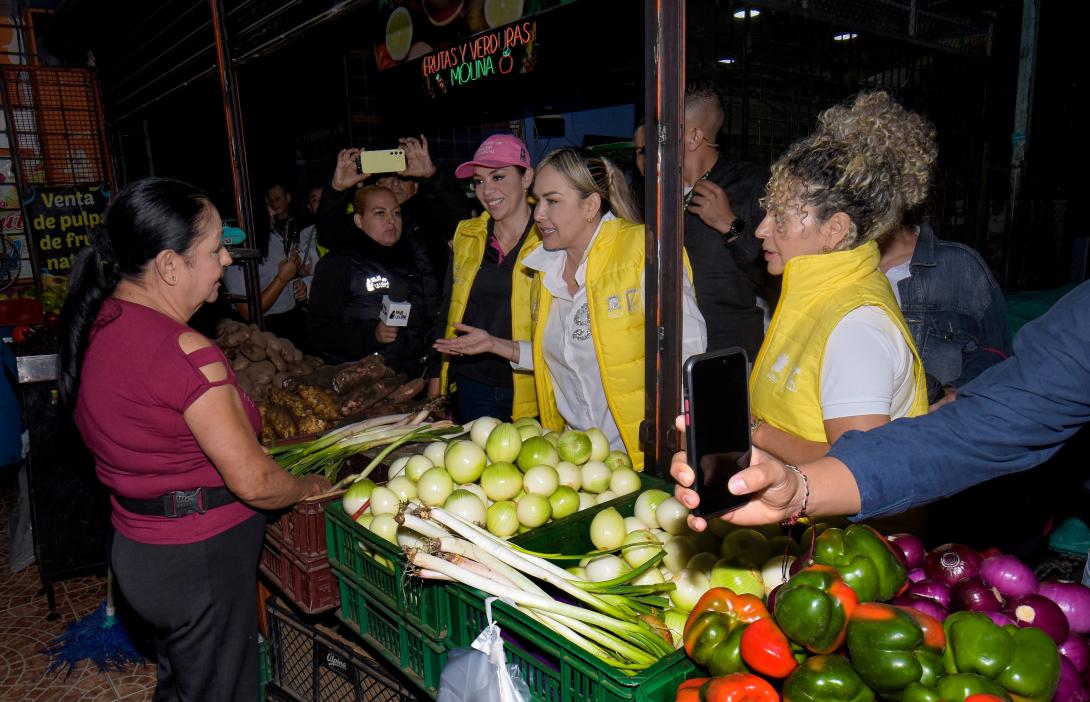 Alcaldesa Johana Aranda en la Plaza de mercado de la 28