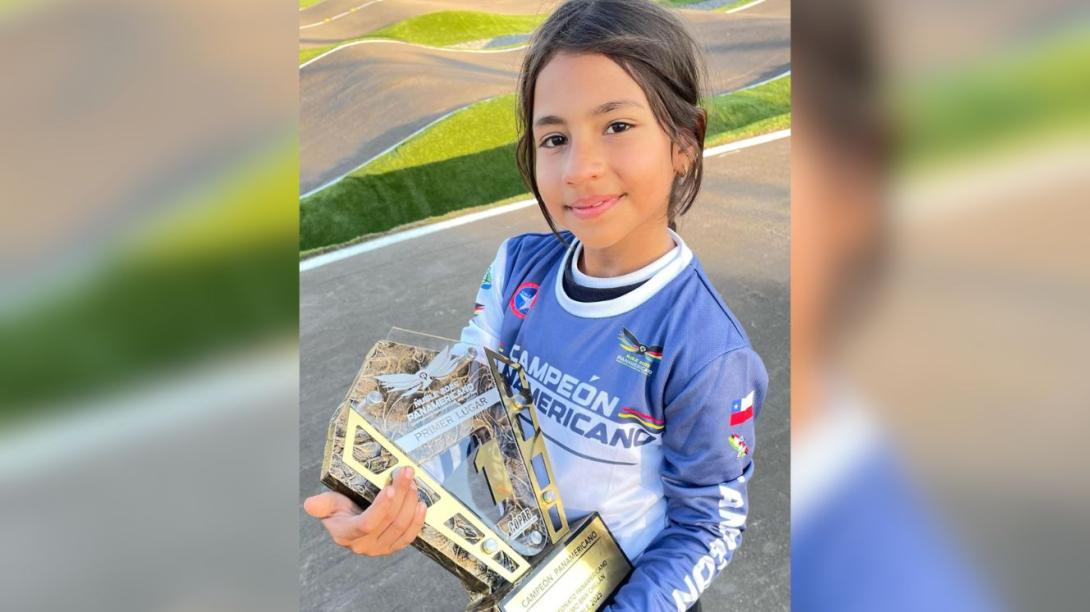 Celestes Abello Saavedra, con su trofeo como campeona Panamericana en Chile