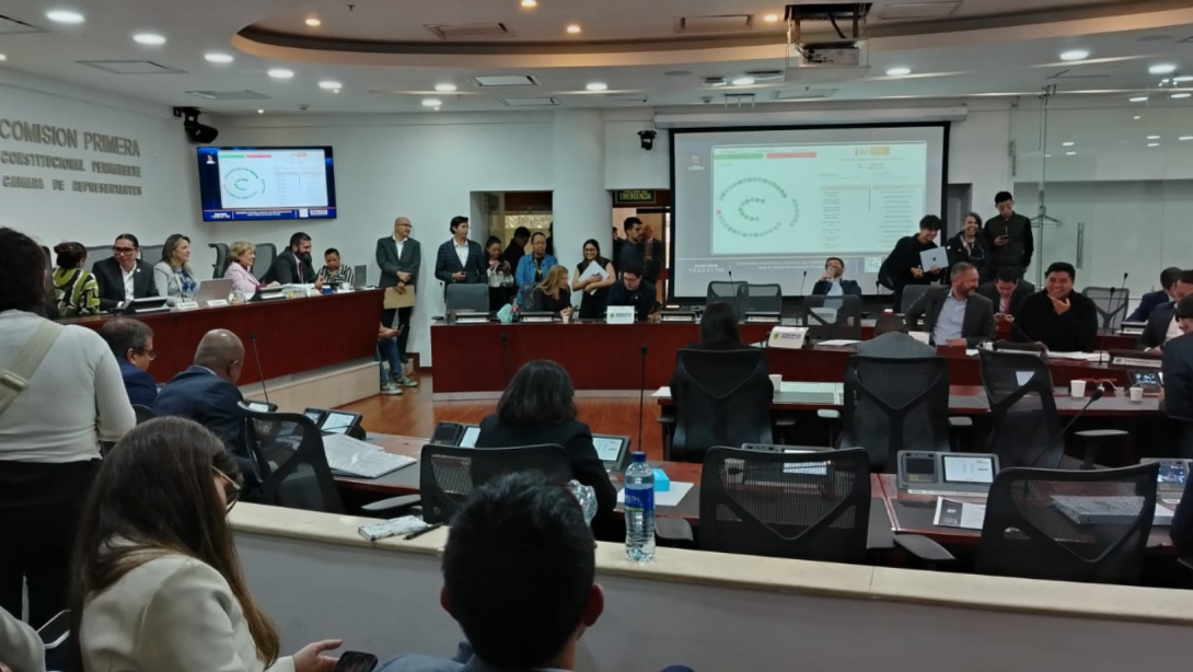 La iniciativa también refuerza la protección al derecho fundamental de habeas data, obligando a las entidades financieras a implementar planes de comunicación para informar adecuadamente sobre los beneficios de la ley y estableciendo que deberán notificar a los usuarios cuando se eliminen datos negativos de sus reportes de crédito.