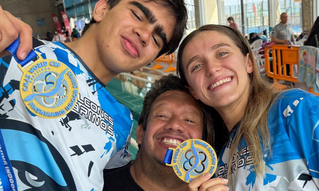Deportistas y el entrenador Juan Fernando González con dos de las medallas en la Copa Mundo de Actividades Subacuáticas