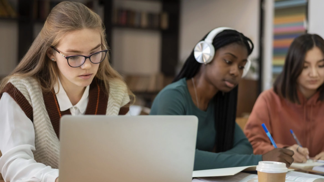 El Ministerio de Educación Nacional está trabajando en agilizar las respuestas a las solicitudes de convalidación, incluidas aquellas que venían con rezagos de gobiernos anteriores.