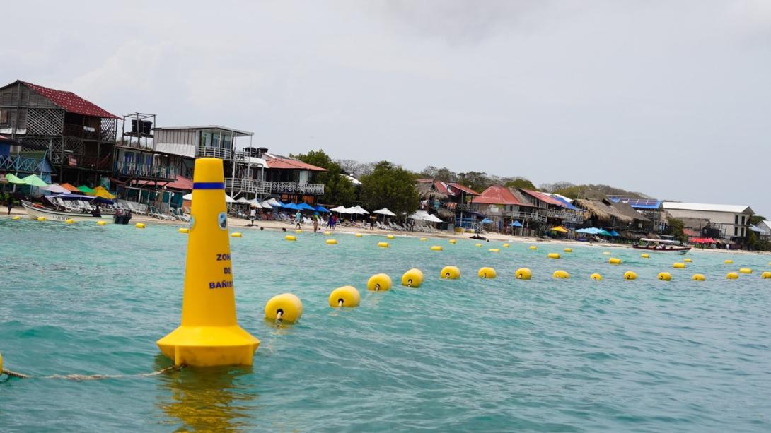 El sistema incluye boyas tipo barrera y marcadoras, sistemas de anclaje de bajo impacto, y elementos de señalización visual con materiales altamente reflectivos. Todo diseñado bajo criterios de mínimo impacto ambiental, con el fin de garantizar la preservación de los ecosistemas marinos que rodean la isla.