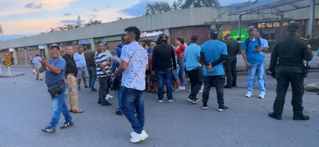 Vendedores ambulantes bloquean la vía en inmediaciones la Terminal de Transportes