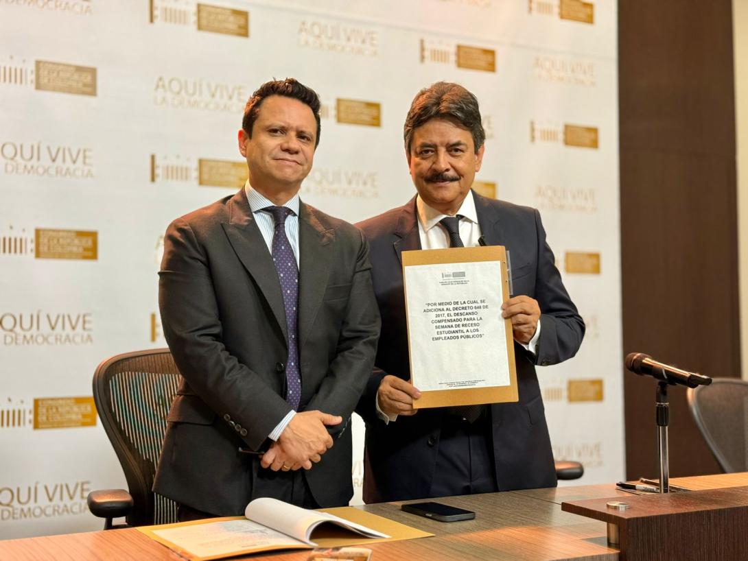 Carlos Julio González Villa, senador.