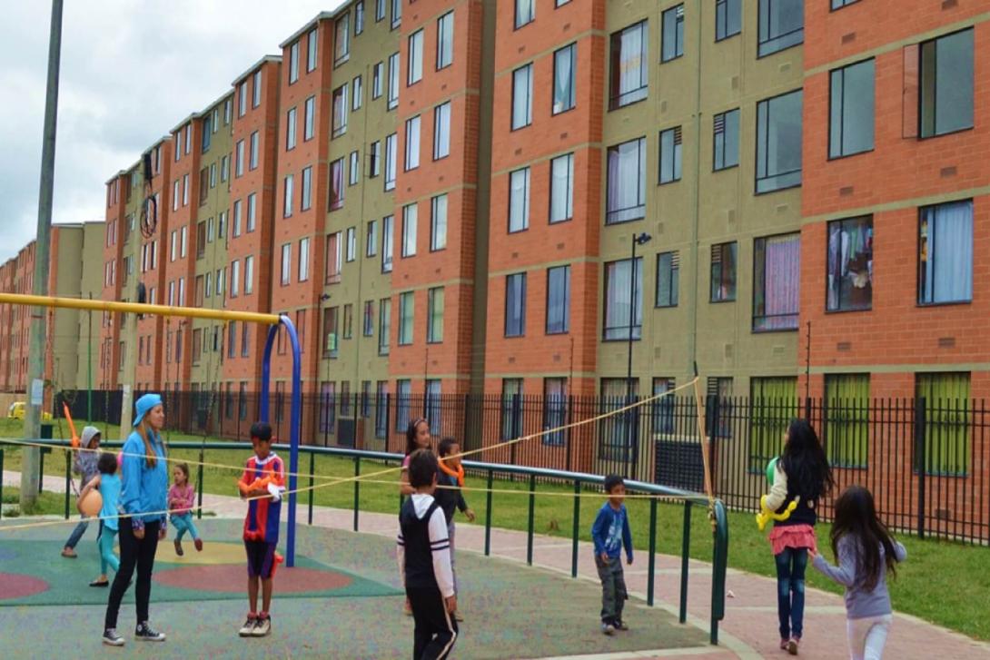 Las cajas de compensación otorgan subsidios de hasta 30 salarios mínimos, complementando las iniciativas locales para reducir la brecha habitacional en Colombia.