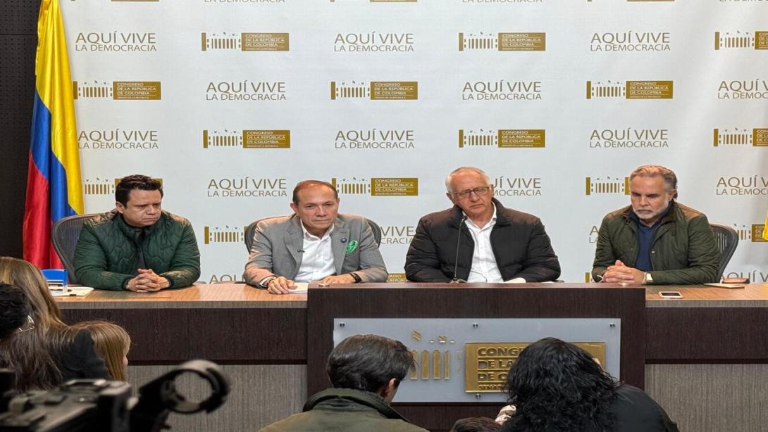 Los  misnitrso de Trabajo, Antonio Sanguino, de Interior, Armando Benedetti y de Salud, Guillermo Jaramillo, entregaron al Secretario del Senado, Diego González, la nueva propuesta de Consuta Popular.