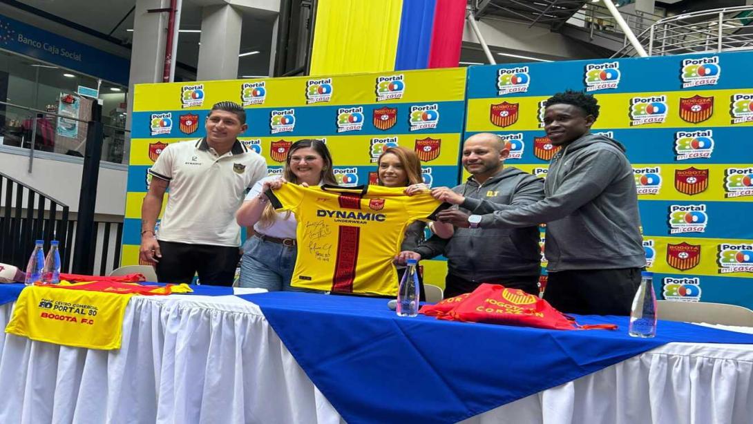 Walberto Gamez, arquero del Bogotá FC; Melissa Corredor, Directora Comercial y de Mercadeo del Centro Comercial Portal 80; Jenny Perdomo, Vicepresidenta del Bogotá Fútbol Club; Luis Melo, Director Técnico del Bogotá Fútbol Club y Jhorman Solis, jugador del Bogotá Fútbol Club.