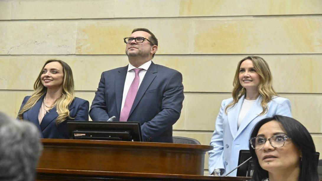La nueva mesa directiva del Senado, Lidio García, presidente, Ana Paola Agudelo primera vicepresidente, Ana María Castañeda, segunda vicepresidente.