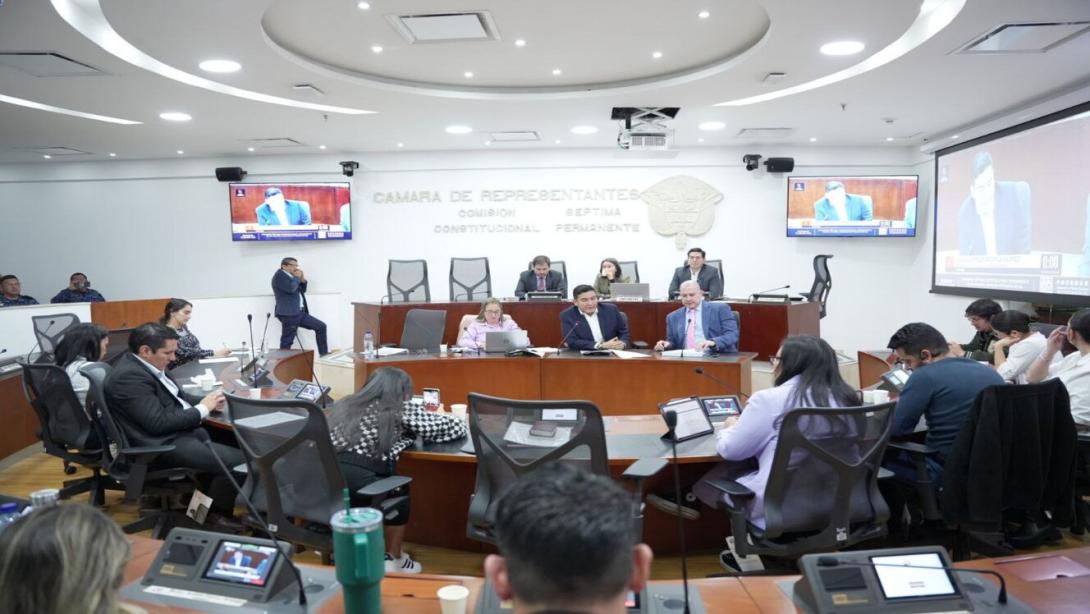 El proyecto también contempla incentivos tributarios, capacitaciones a través del SENA y acompañamiento empresarial del Gobierno, con un enfoque especial en mujeres rurales y de comunidades étnicas.