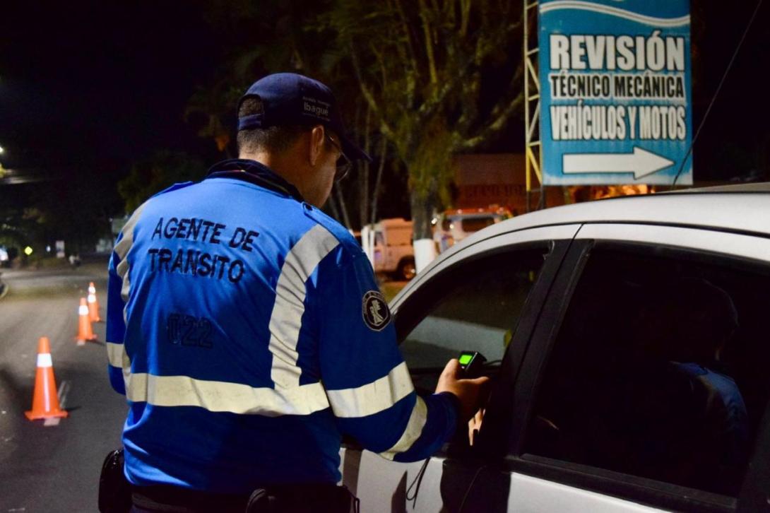 Agente de transito realizando operativos. 