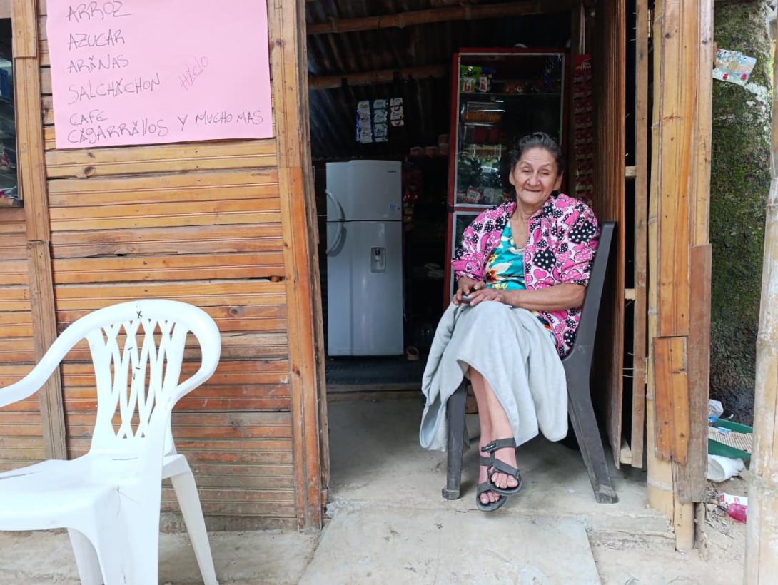 La comunidad busca ayuda para los adultos mayores.