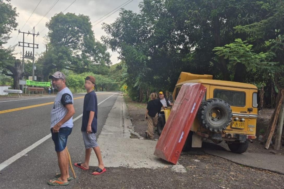 Comunidad con ataúd en el sector. 