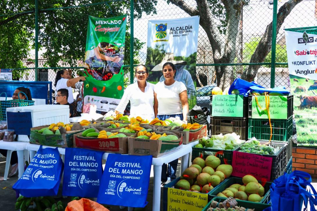 Personas del Espinal vendiendo mango y otras frutas producidas en el municipio