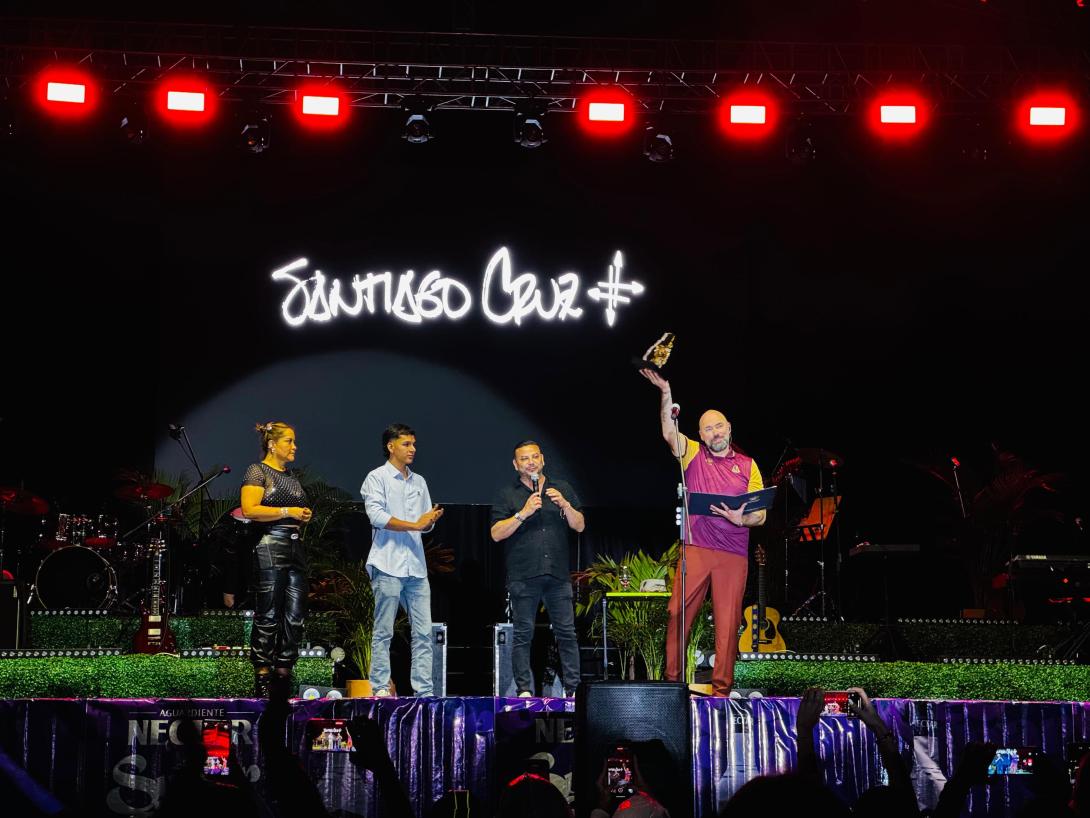 Entrega de homenaje a Santiago Cruz.