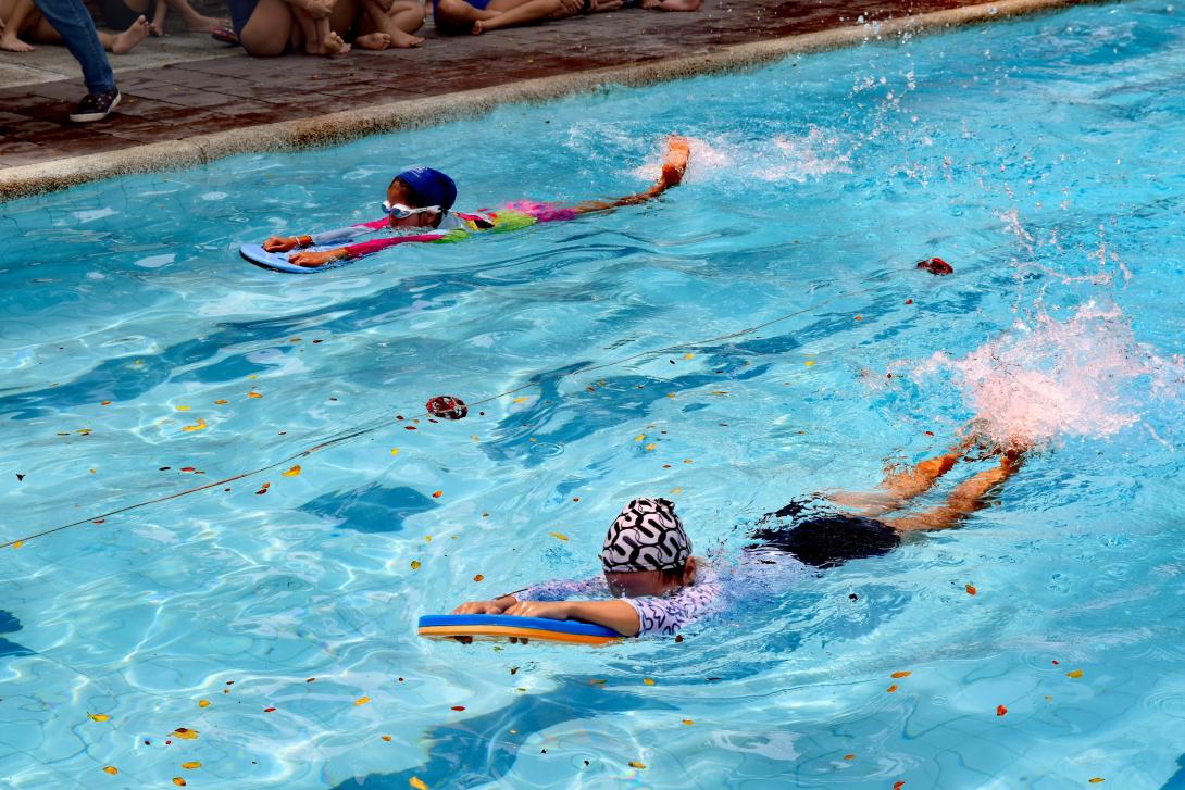 Promueve la práctica de la natación de manera gratuita.