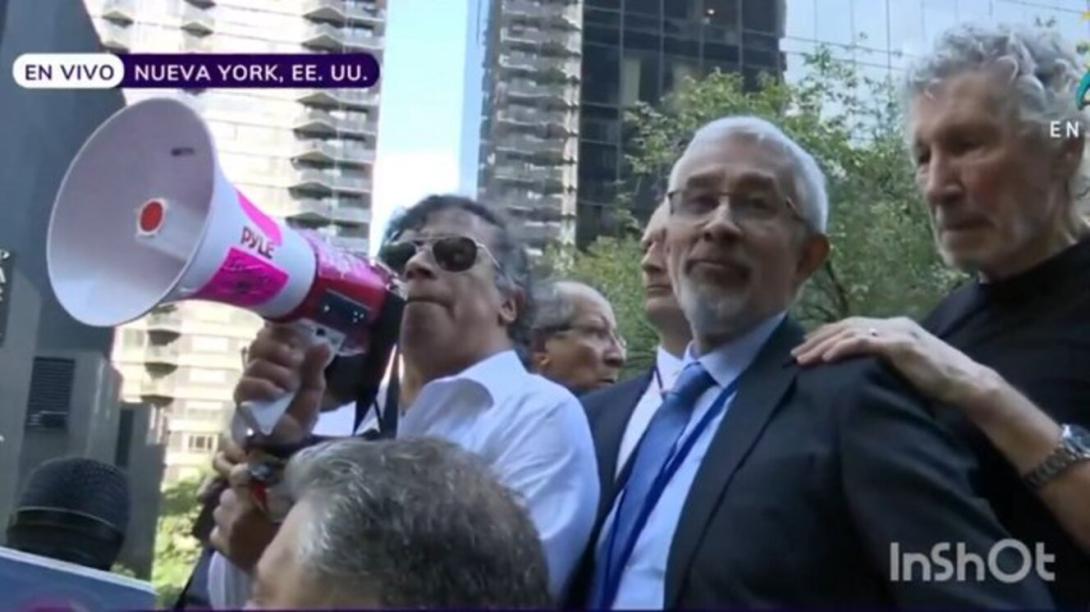 Gustavo Petro, presidente de Colombia, arengando en las calles de Nueva York contra Donald Trump.