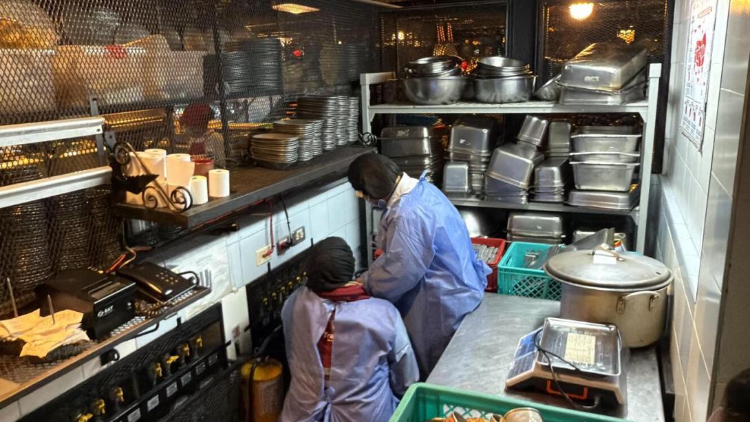 La cocina del restaurante Andrés Carne de Res en El Retiro, Bogotá.