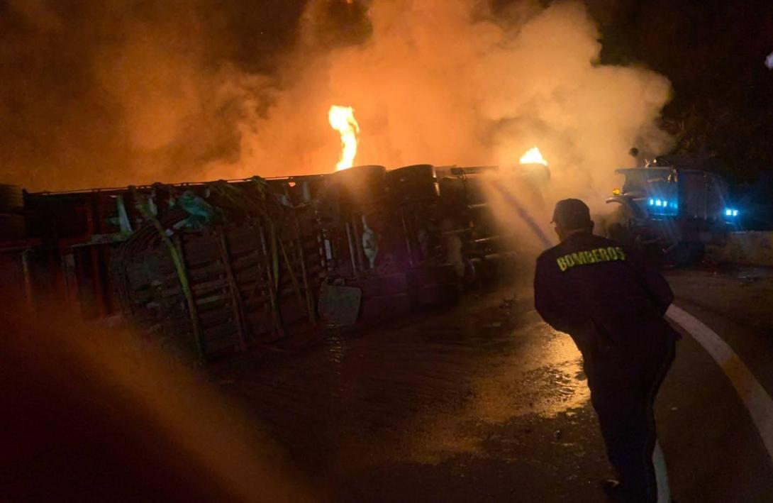 Tractocamión incendiado