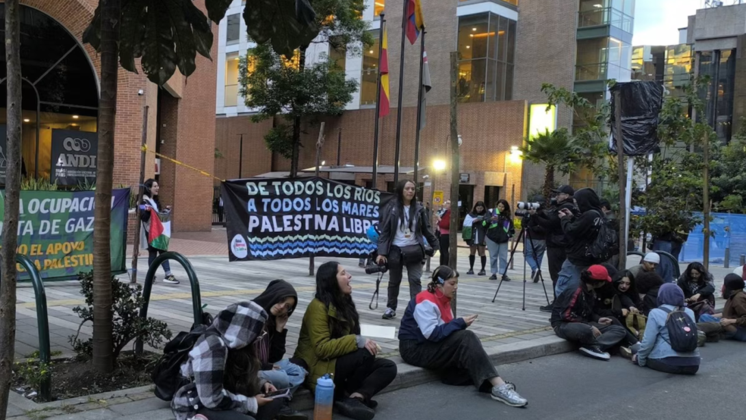 La sede dee la ANDI en el norte de Bopgotá ha sido atacxada por mabnifestantes pro Palestina