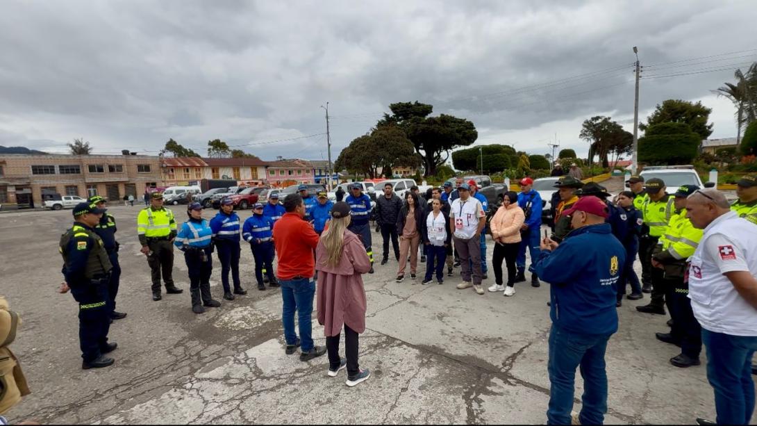 Personal de atención del riesgo en la plaza principal de Murillo.  