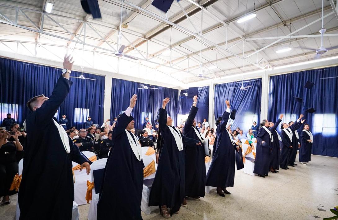 Diez personas privadas de la libertad y diez guardianes del INPEC se graduaron como comunicadores sociales