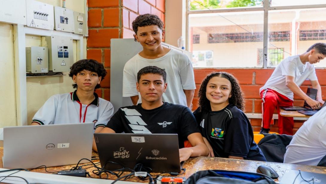 Las instituciones educativas reciben computadores portátiles y de escritorio, muebles para su almacenamiento y uso seguro, así como capacitaciones a docentes en el uso pedagógico de la tecnología.