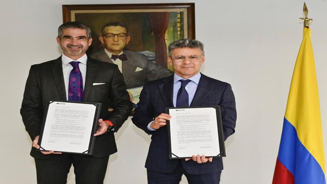 Hernando Chica Zuccardi (izq.), presidente del Banco Agrario, y Álvaro Urquijo, presidente del Icetex.