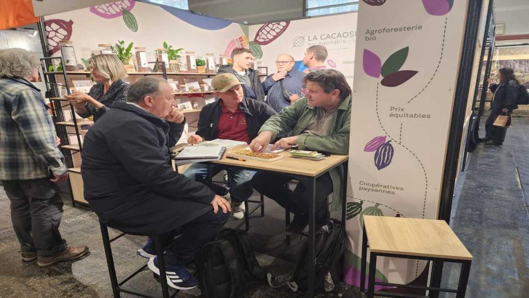 Colombia se destaca como uno de los cinco principales países productores de cacao fino y de aroma, con una producción cercana a las 70 mil toneladas anuales.