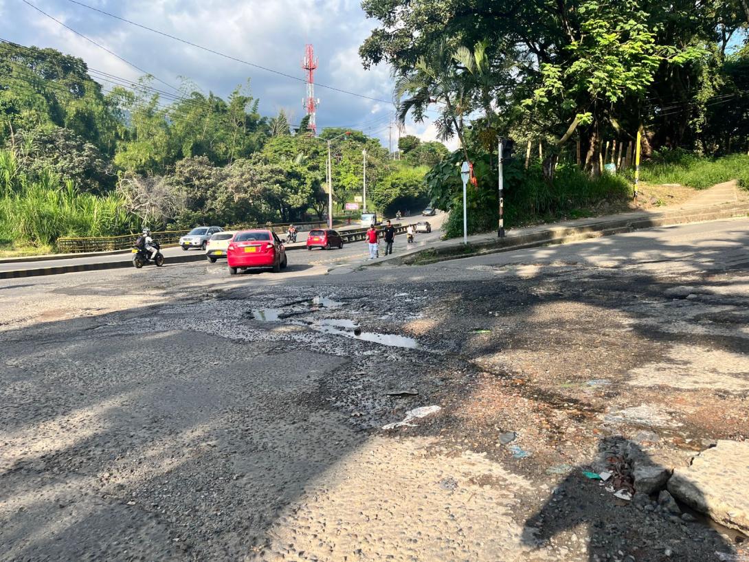 Entrada principal del barrio el Topacio. 