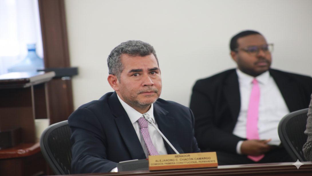 Alejandro Carlos Chacón autor de la iniciativa que restituye la mesda 14 a los docentes del páis