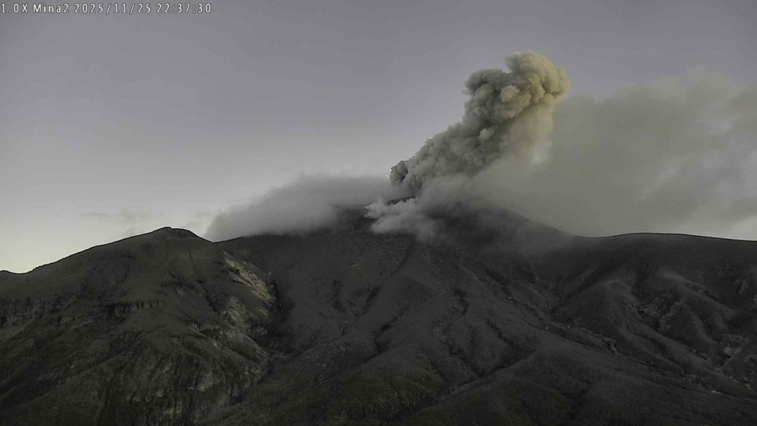 Incremento en la actividad al interior del volcán Puarcé, llevó a que fuera declarado en alerta naranja.