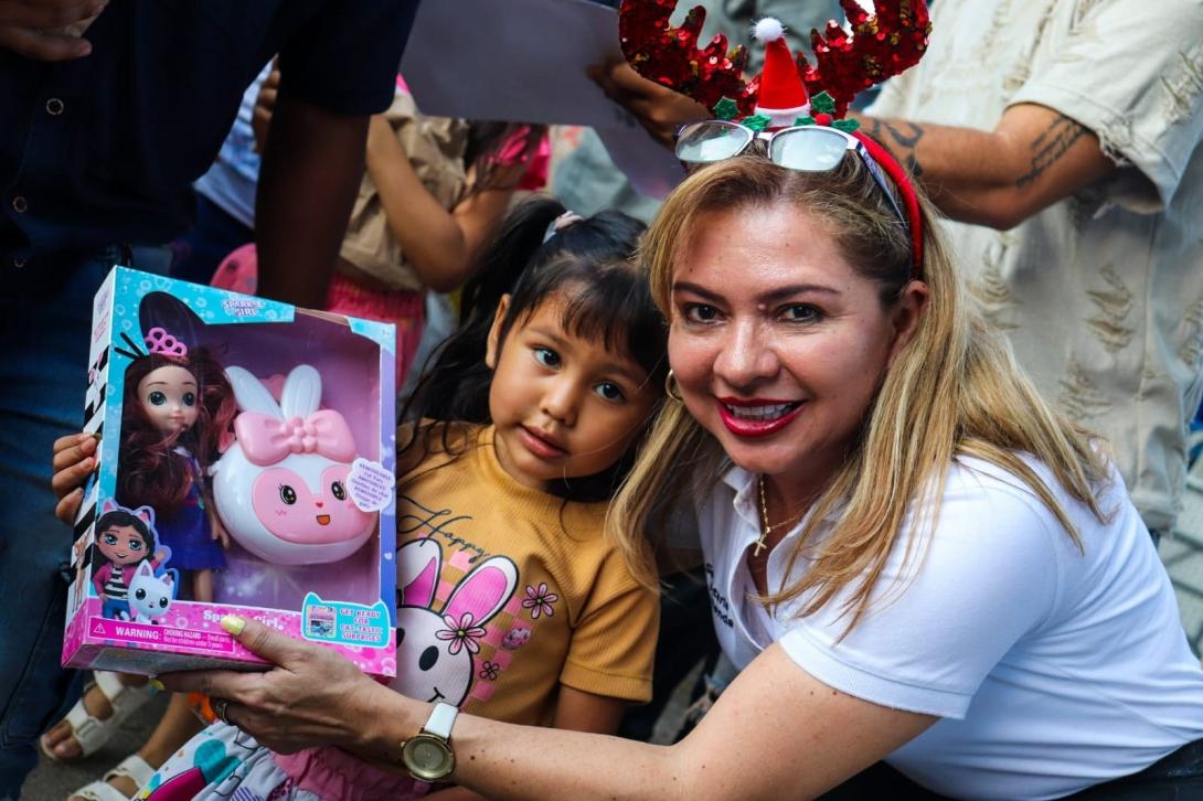 Entrega de regalos en novena de Navidad de Gobernación del Tolima