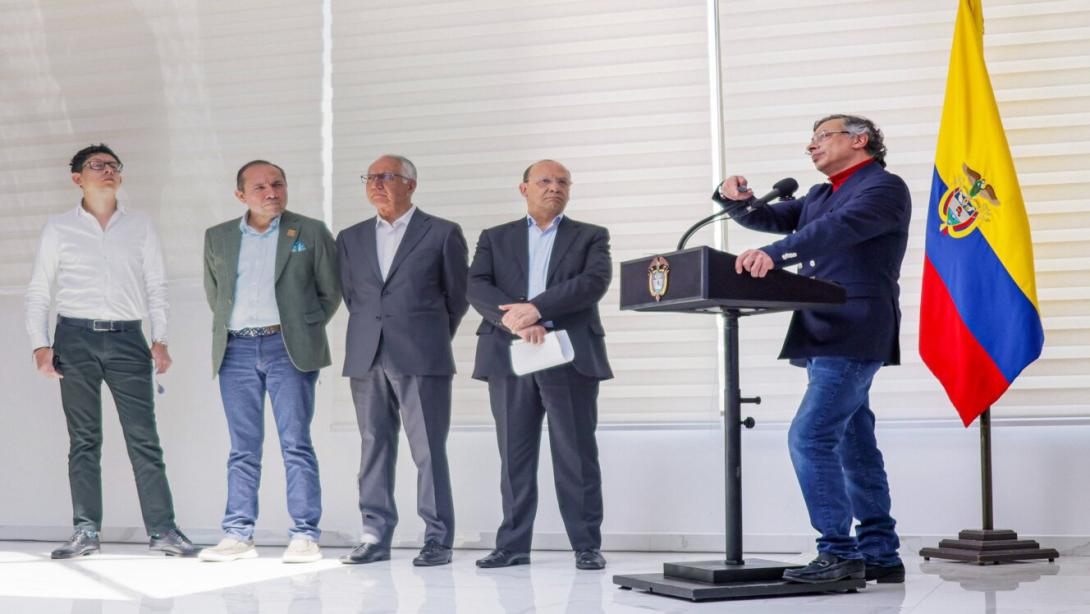 El presidentre Petro acompañado de sus ministros adelató una alocución presidencial el lunes en la noche